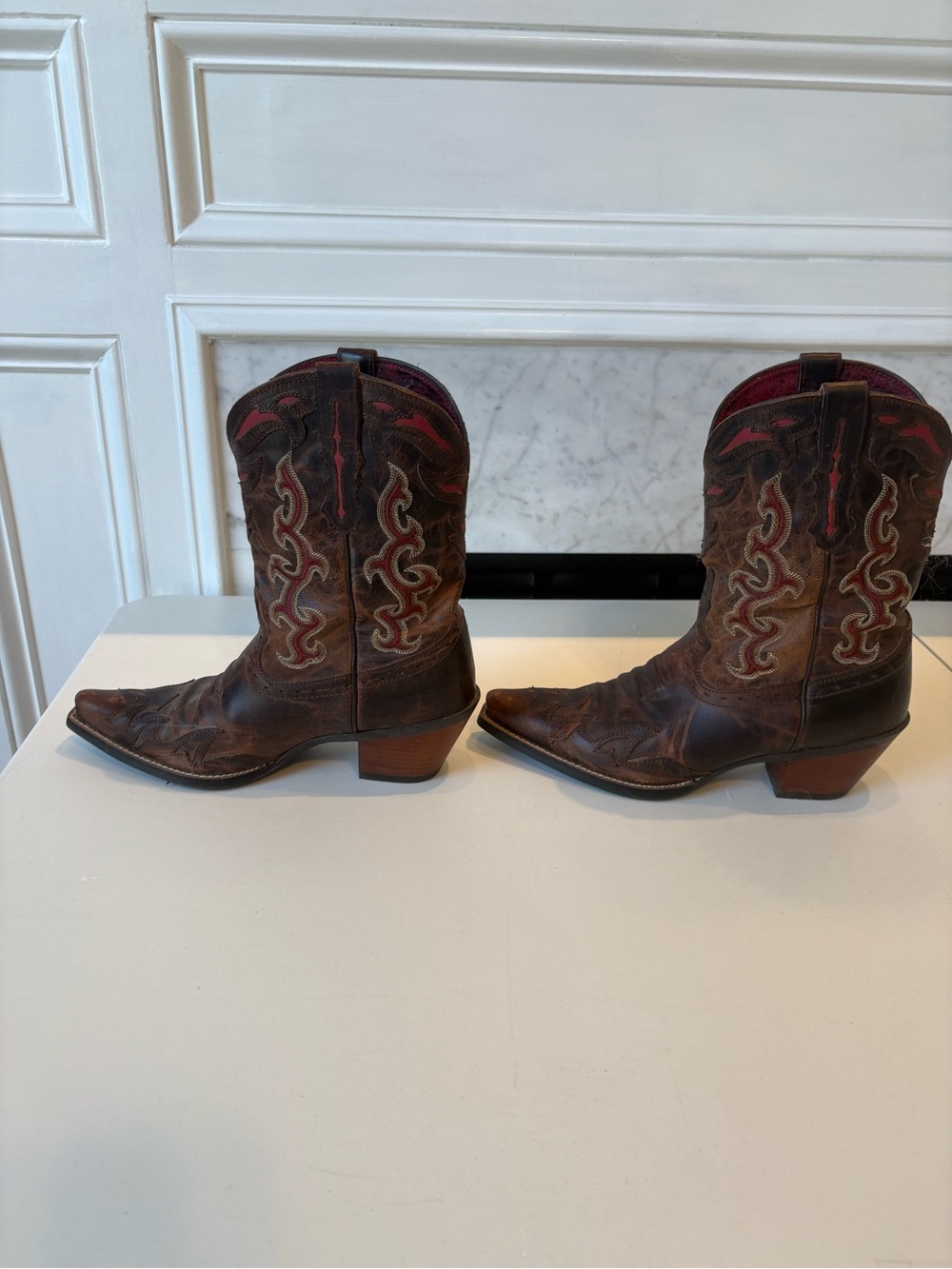 Calling your inner cowgirl!  Ariat Brown Leather Boots with Red Interior Size 9B - Picture 2 of 9